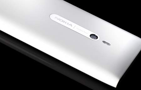 White Nokia Lumia 800 01