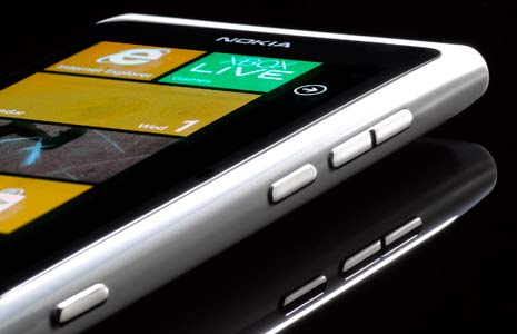 White Nokia Lumia 800 01