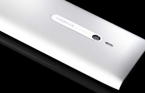 White Nokia Lumia 800 02